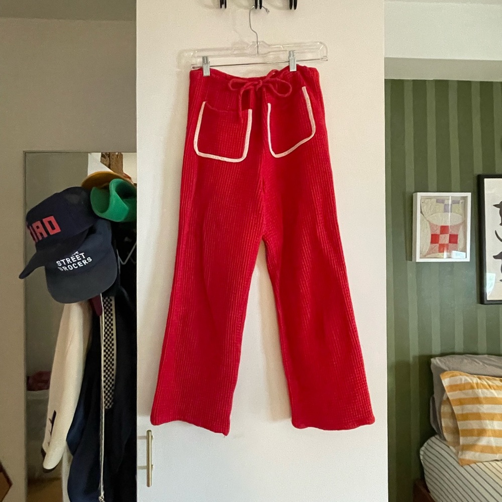 LA VESTE red pants.